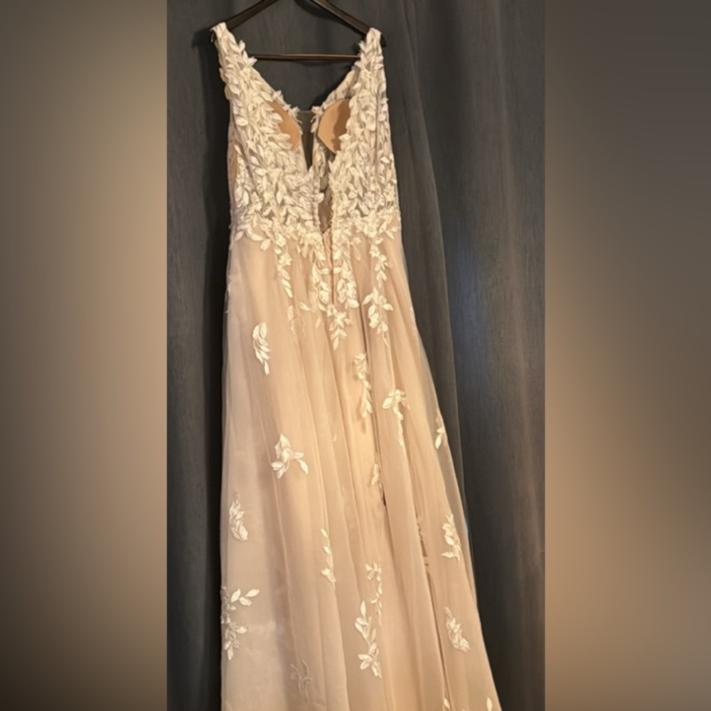 CHARMING LACE AND TULLE A-LINE
WEDDING DRESS SIZE 24.
